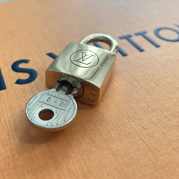 LV #219 Vintage Padlock & Key Set 200 Series - Picture 3 of 6